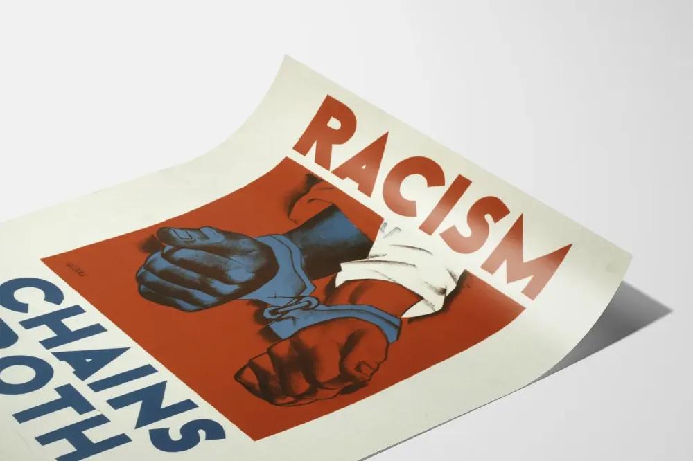 Plakat przeciwko rasizmowi z zaciśniętymi pięściami
