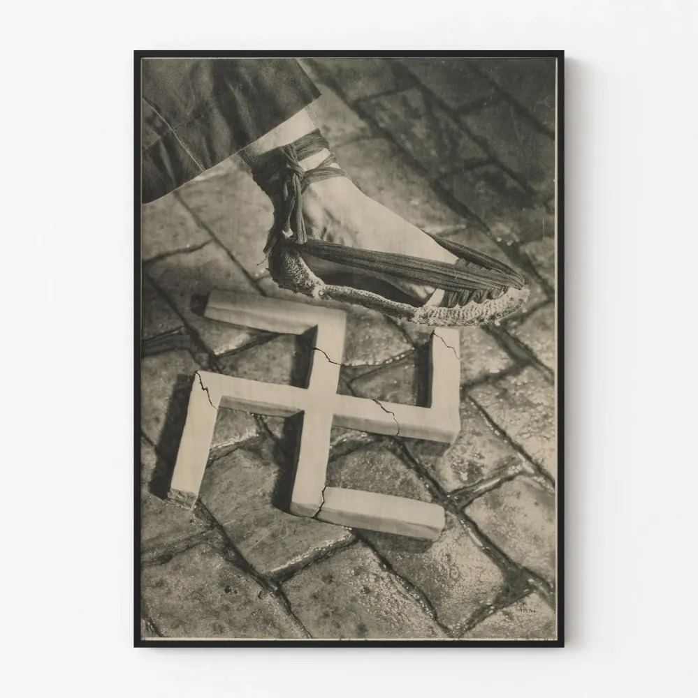 Plakat vintage Espadryle depczącą swastykę