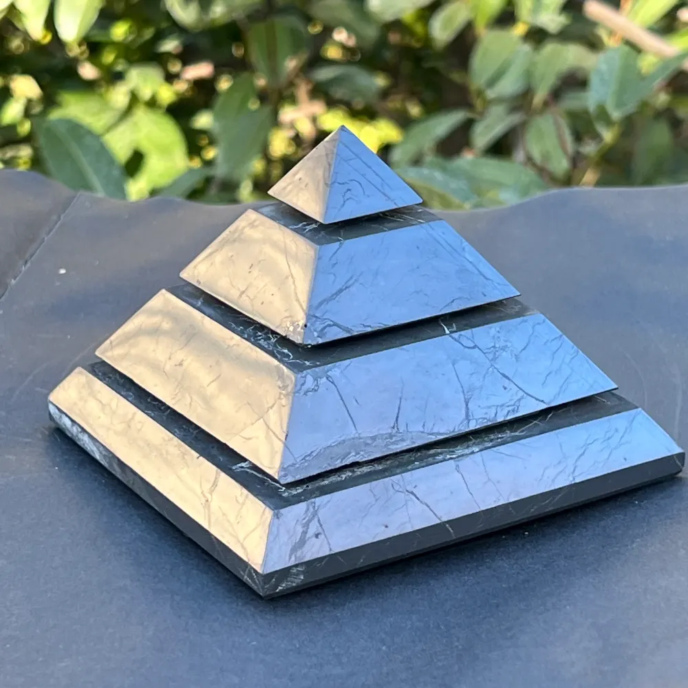 Pyramid Shungit 10 cm Sakkara