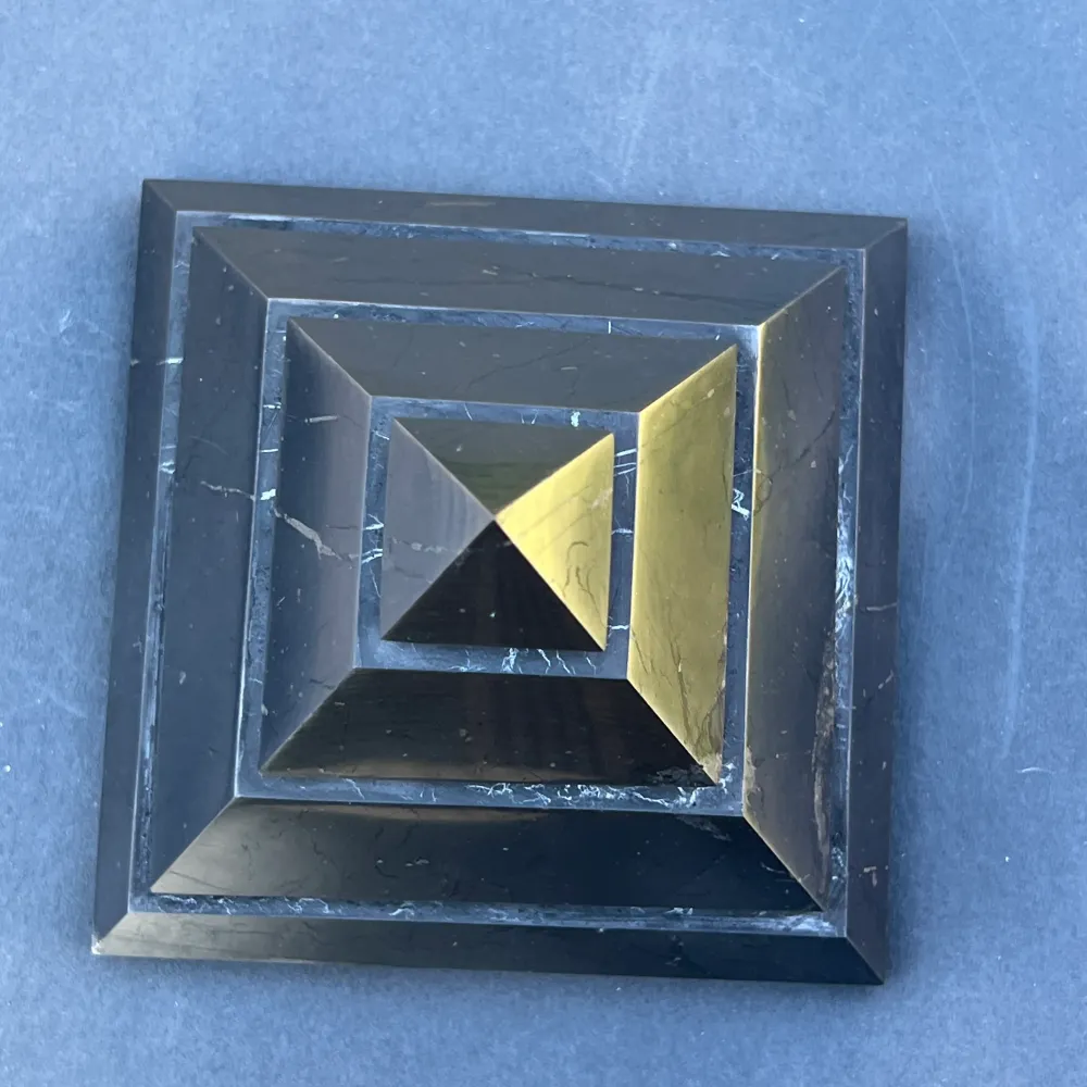 Pyramid Shungit 10 cm Sakkara