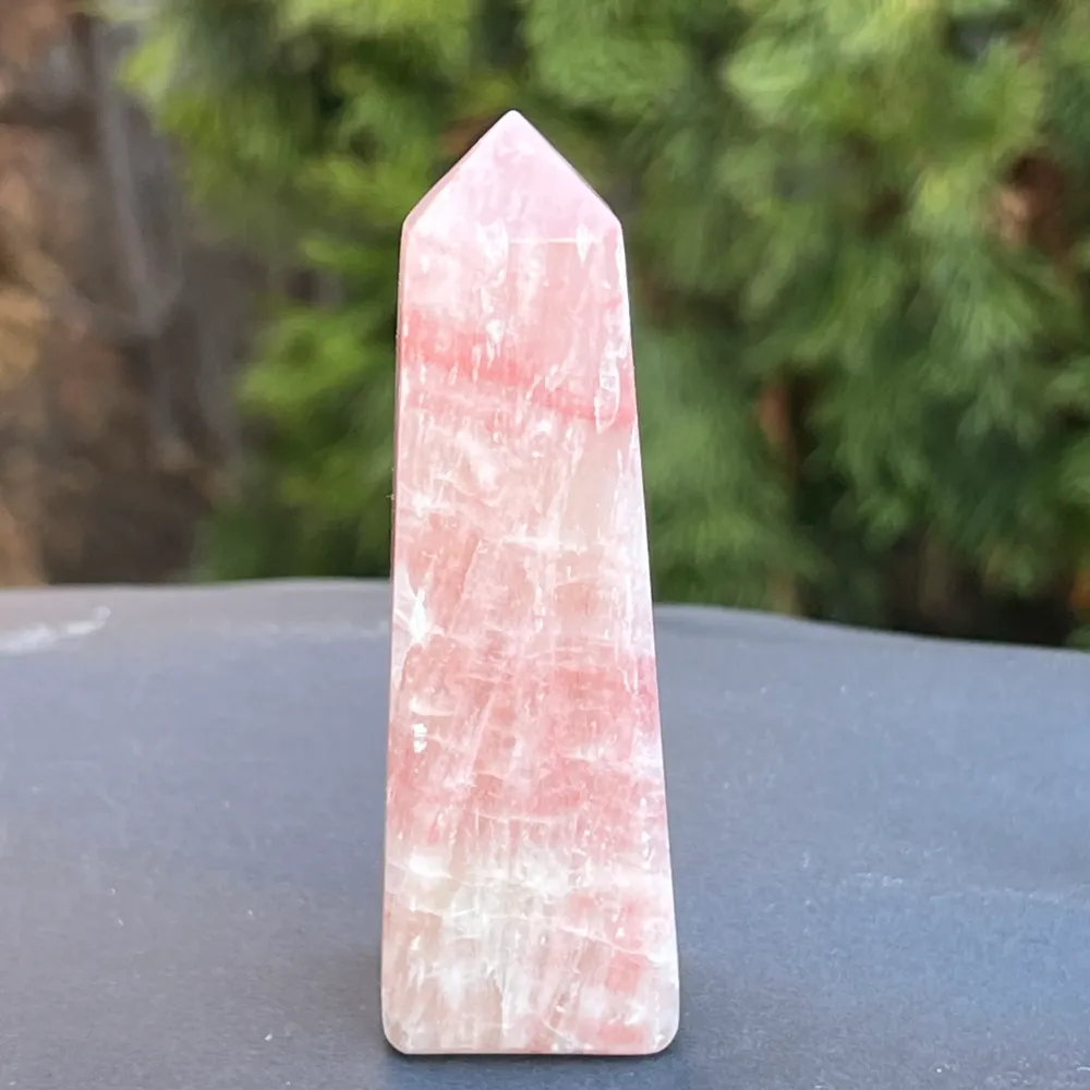 Różowy obelisk kalcytowy model 1