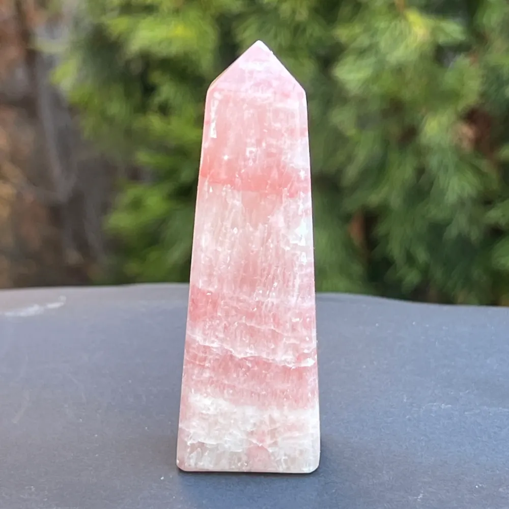 Różowy obelisk kalcytowy model 1