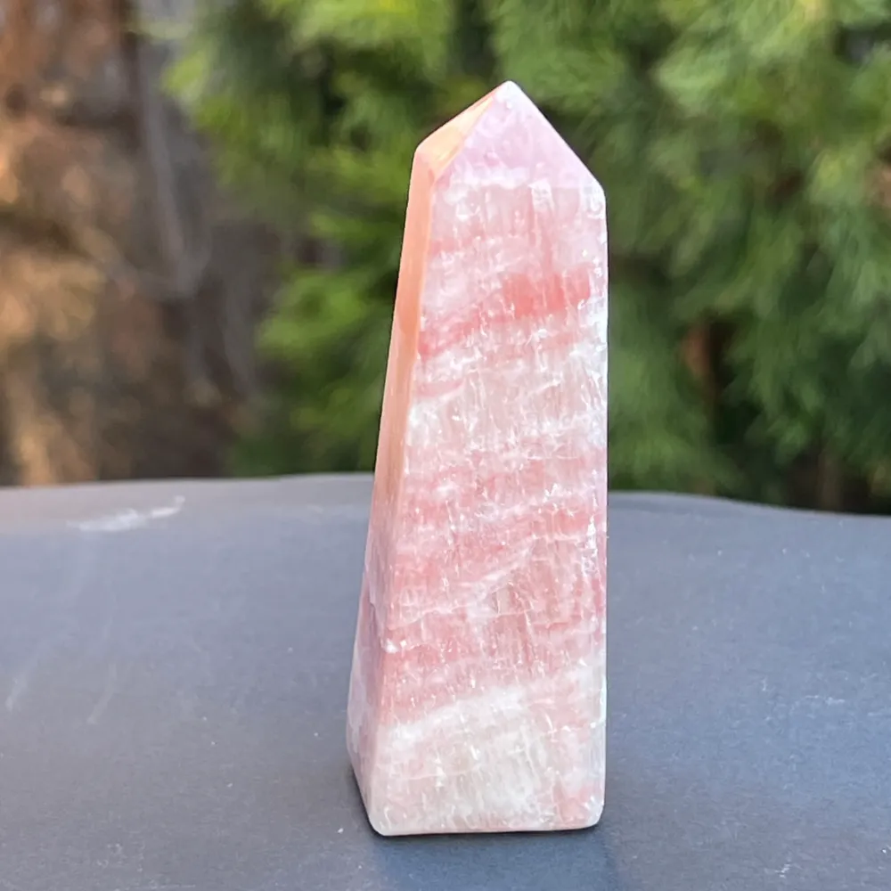 Różowy obelisk kalcytowy model 1