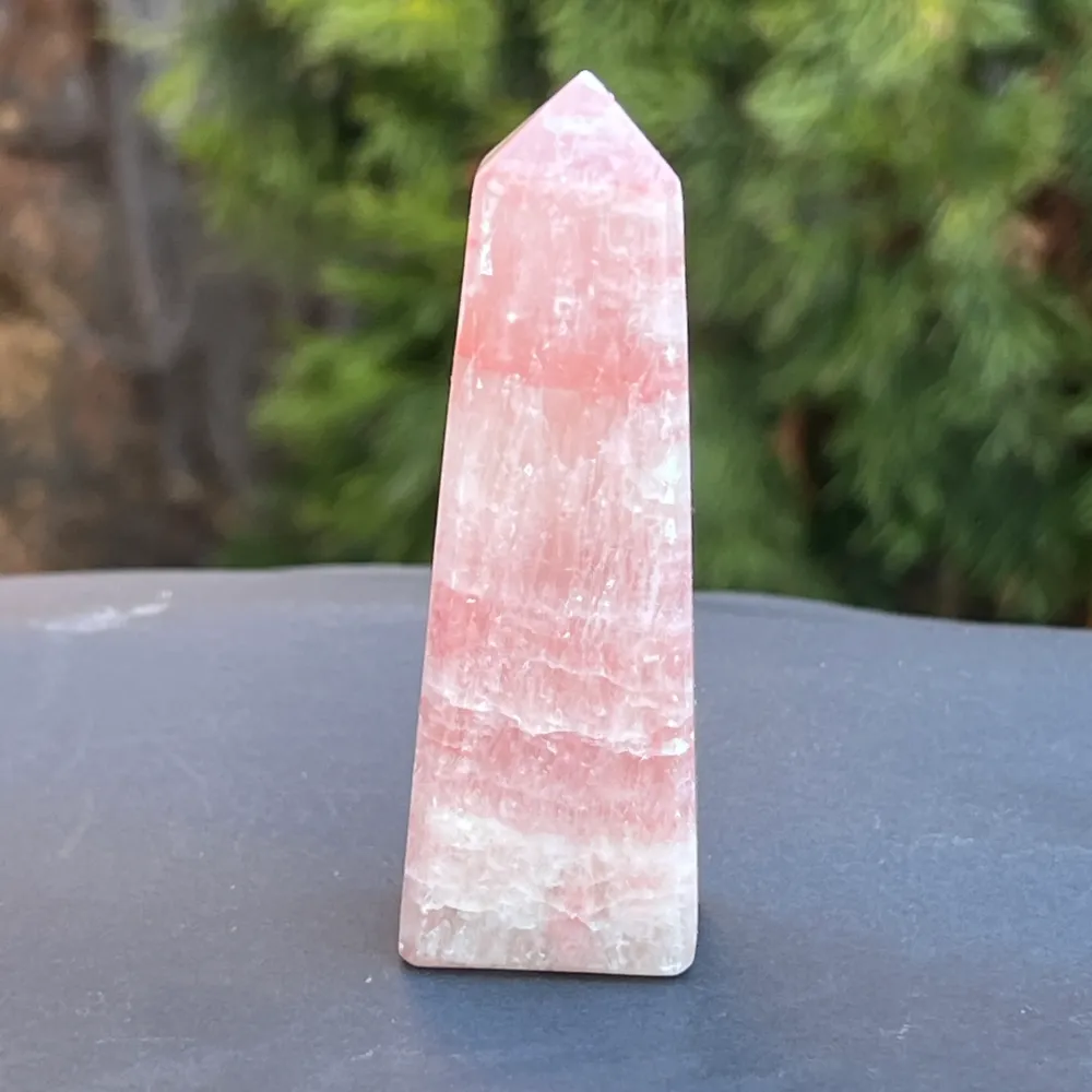 Różowy obelisk kalcytowy model 1