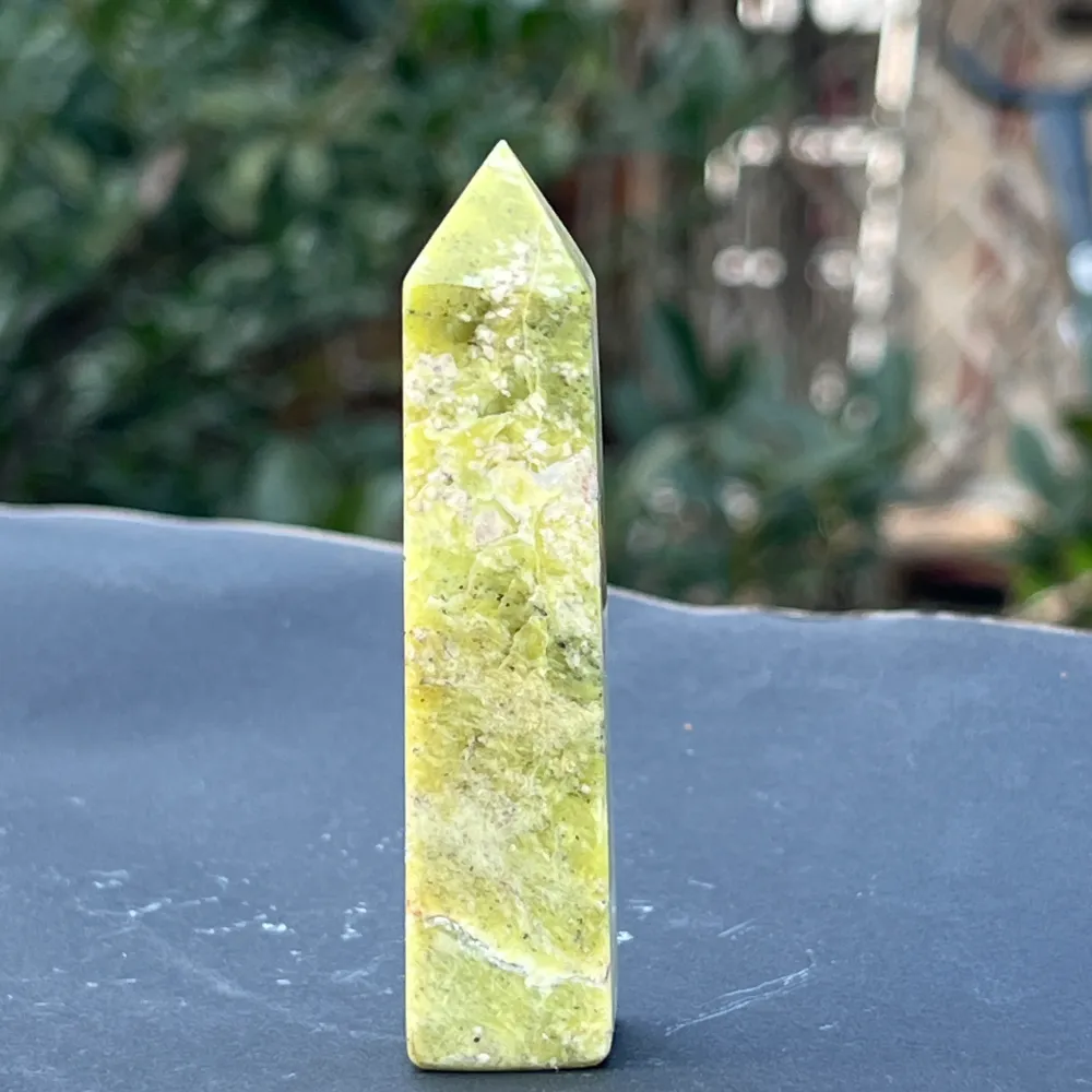 Żółta serpentynowa wież/obelisk model 5