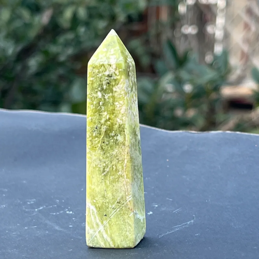 Żółta serpentynowa wież/obelisk model 5