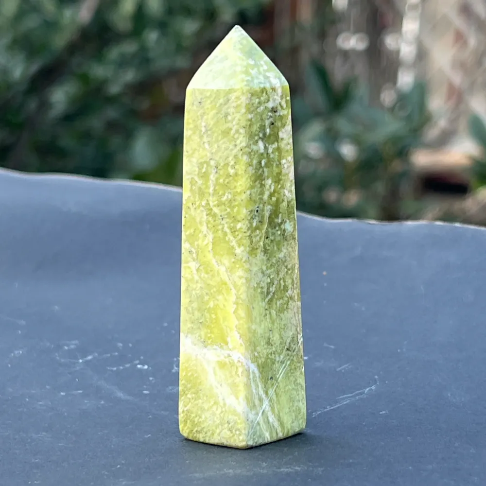 Żółta serpentynowa wież/obelisk model 5