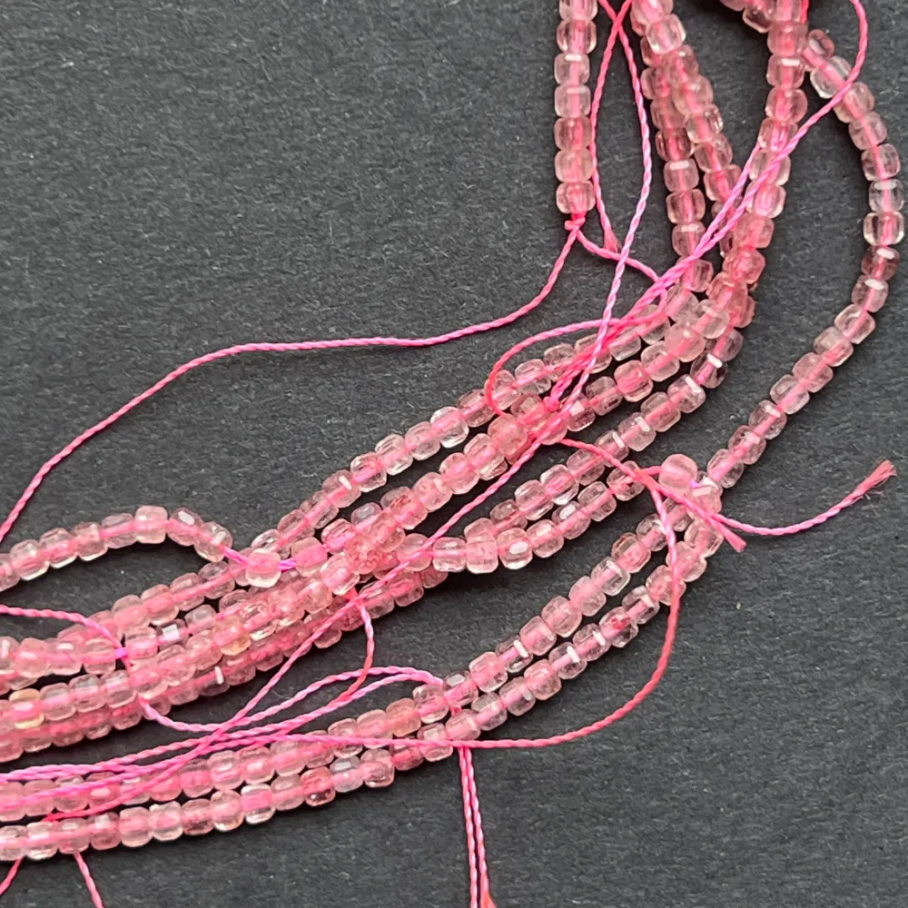Sirag Beads Semiprecioous Stones Kubki kwarcowe Truskawki