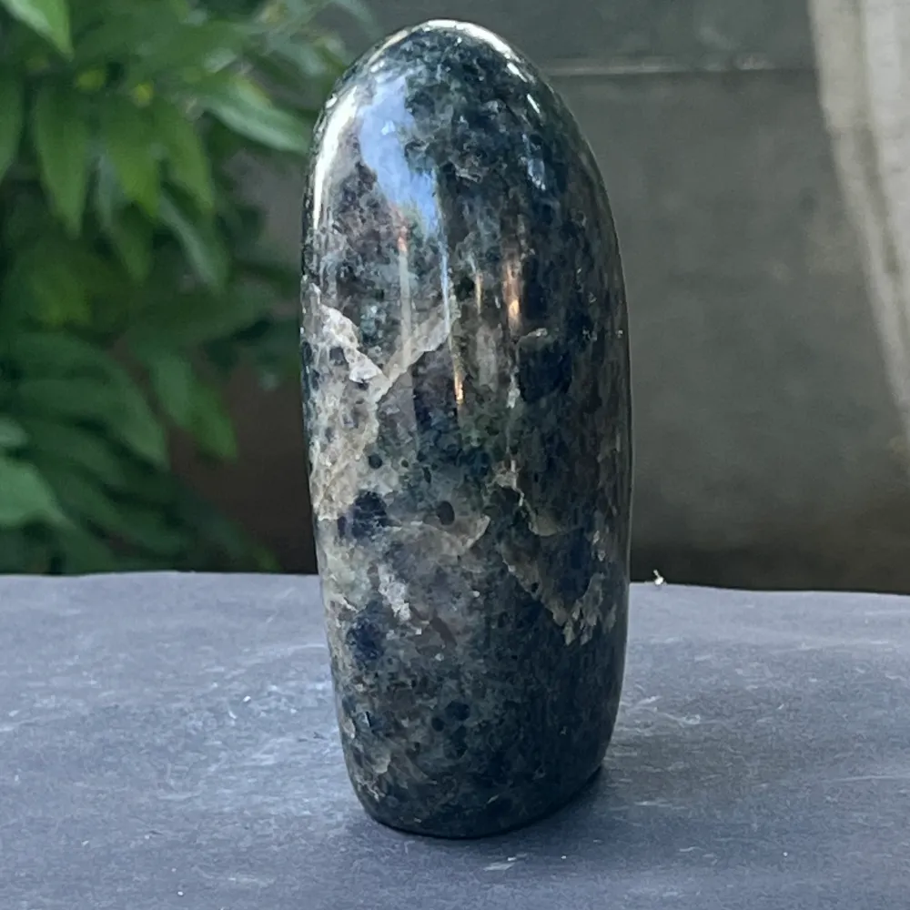 Struktura rzeź Ilite (szafir wody) z Madagaskaru modelu 5