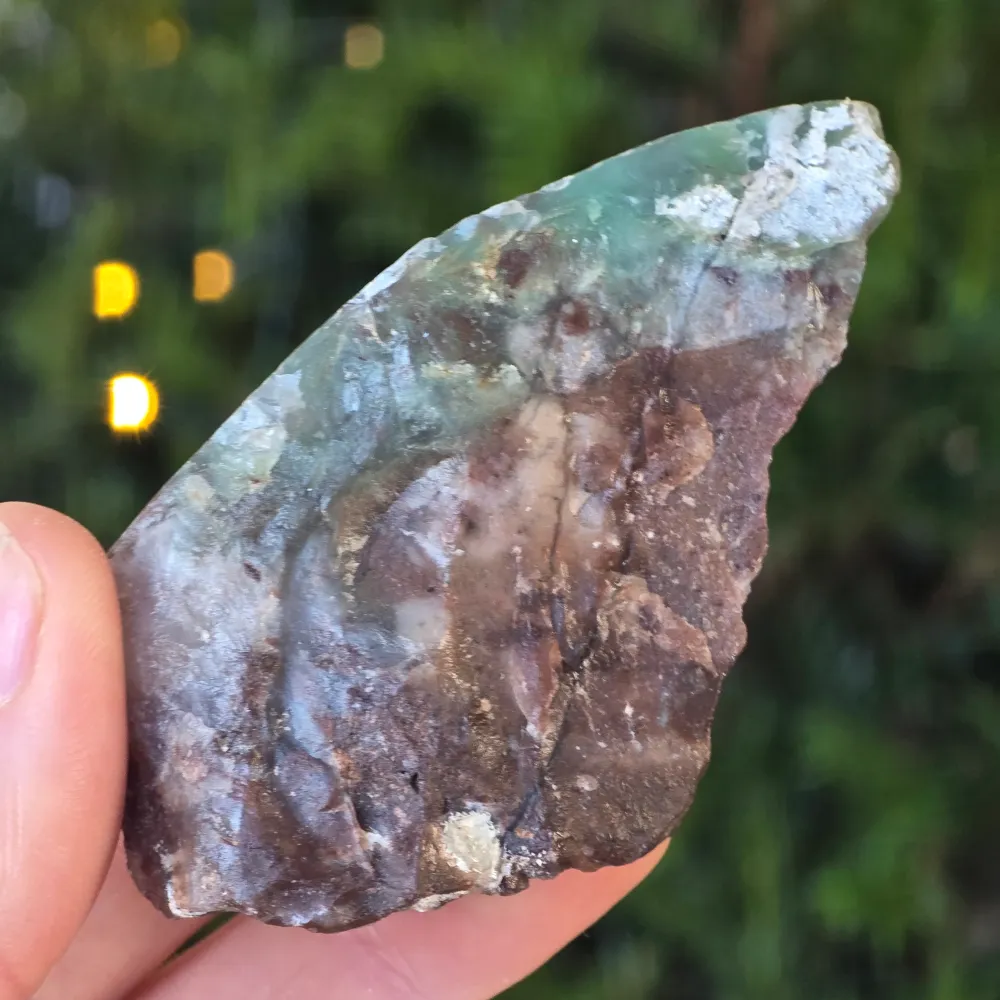Surowa kamienna polista na licu chalcedonu z niebiesko-zielonym chromem z Zimbabwe | Model 3