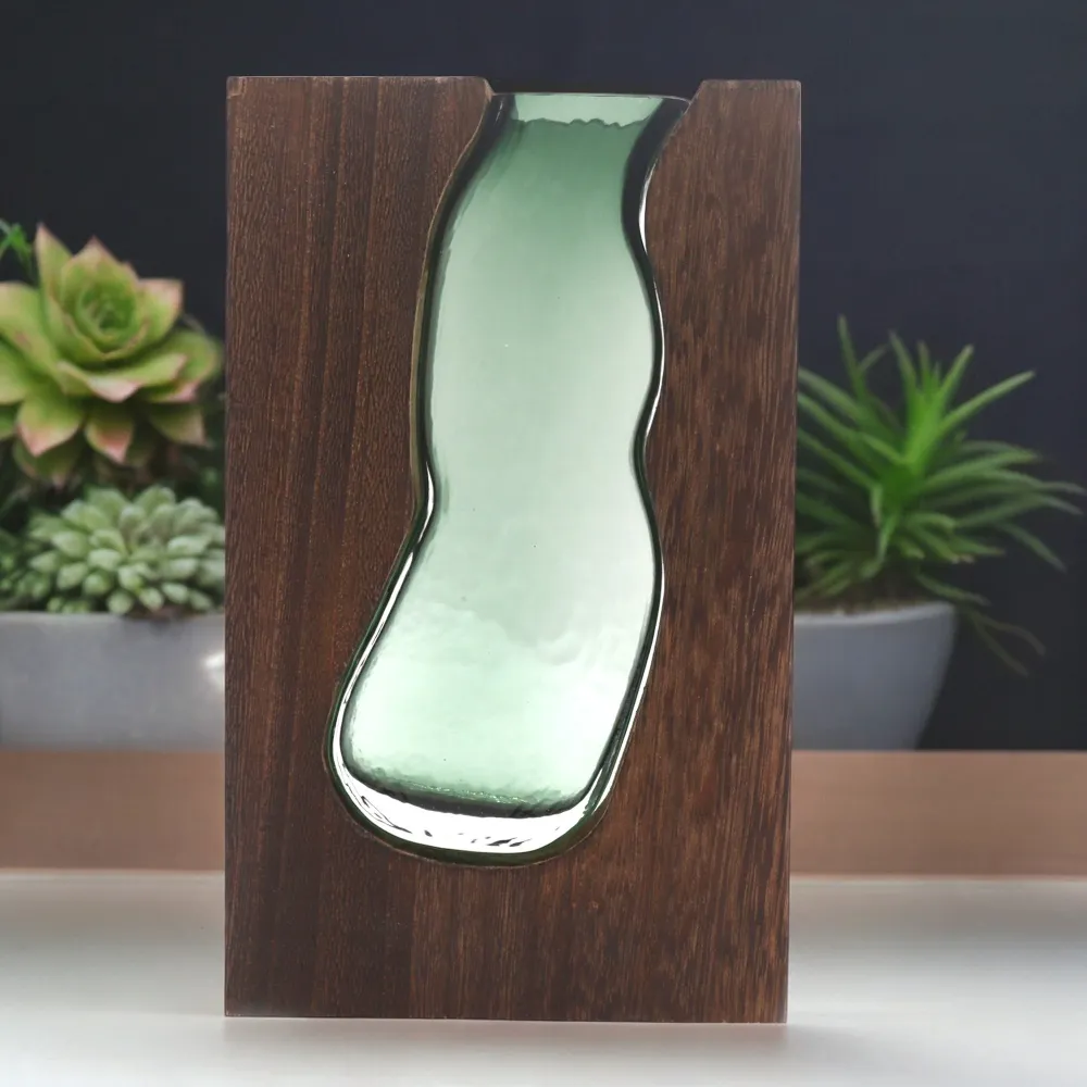 Szklany terrarium z ciemną podstawą z drewna tungowego