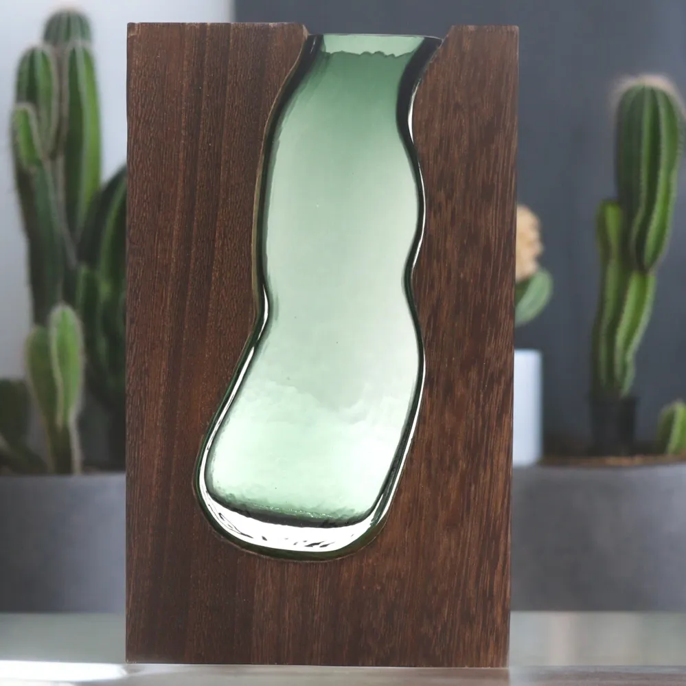 Szklany wazon terrarium z ciemnego drewna tungowego