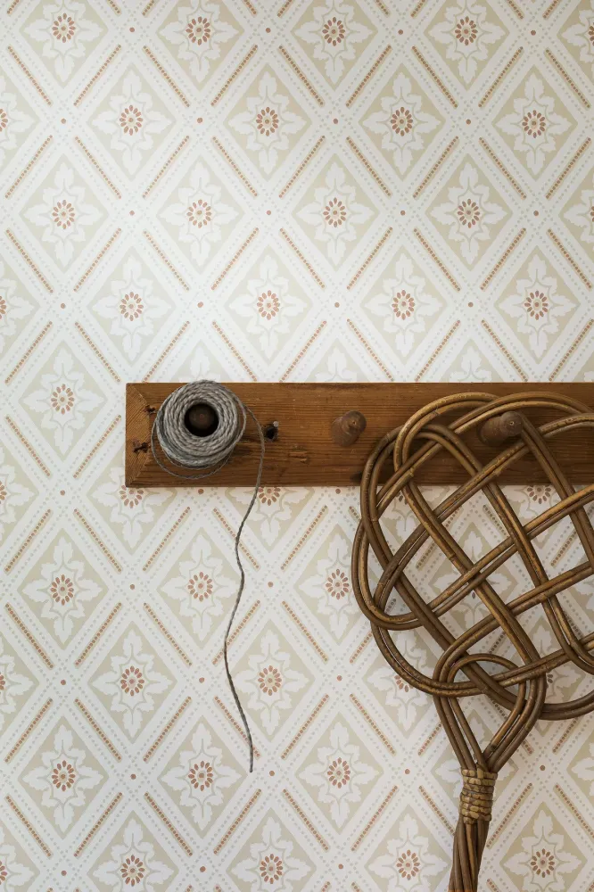 Tapeta flizelinowa papierowa z geometrycznym wzorem ESTER beżowy ze złotym