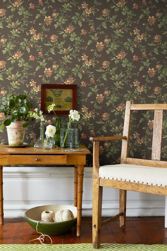 Tapeta flizelinowa papierowa z roślinnym wzorem BLOMSLINGA brązowy