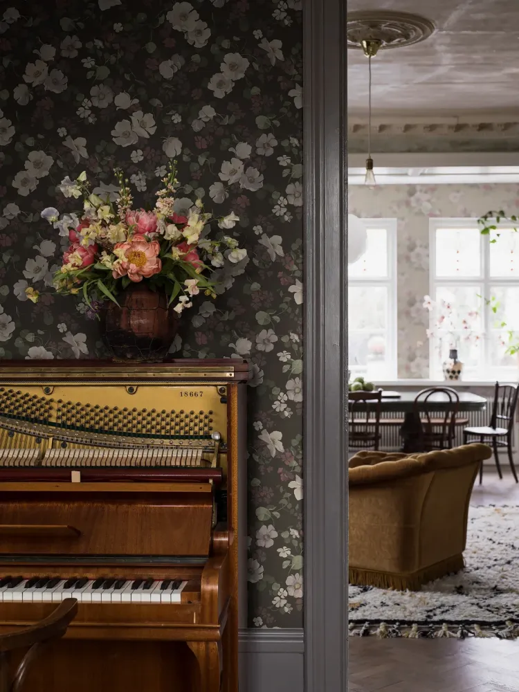 Tapeta flizelinowa papierowa z roślinnym wzorem ENCHANTING FLOWER zgaszony brązowy z białym