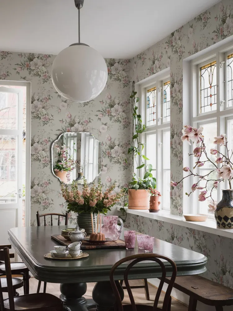 Tapeta flizelinowa papierowa z roślinnym wzorem FLORAL CHARM beżowy z różowym