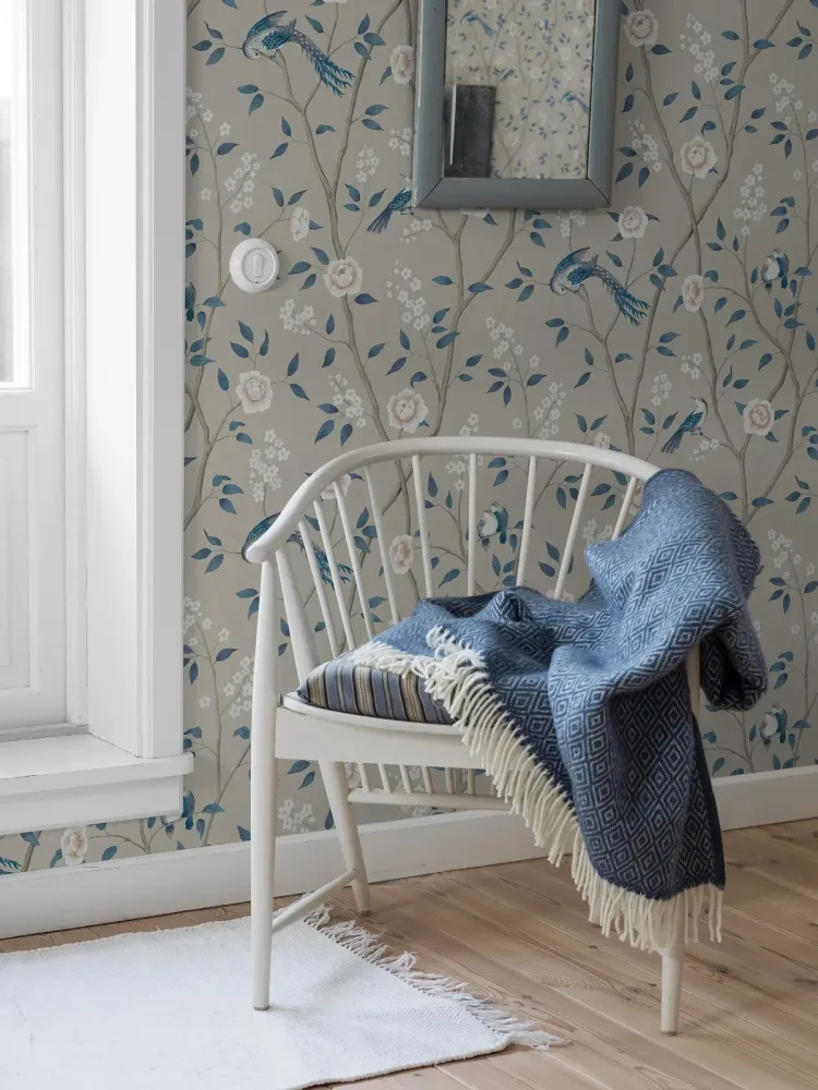 Tapeta flizelinowa papierowa z roślinnym wzorem PARADISE BIRDS ciemny beż z niebieskim