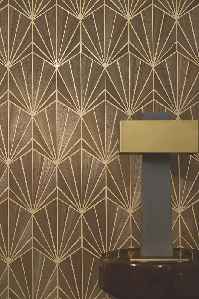 Tapeta fornirowana ze wzorem geometrycznym art deco MYTHIQUE - CHÊNE FONCÉ brązowy dąb