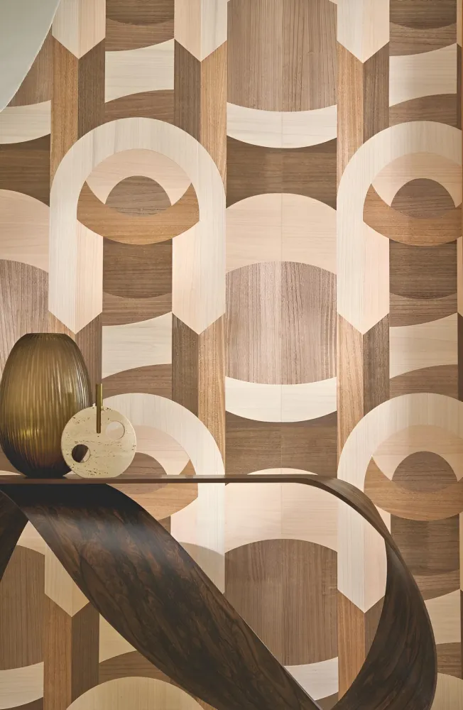 Tapeta fornirowana ze wzorem geometrycznym art deco TRAVERSÉE - CHÊNE IVOIRE jasna dębowa