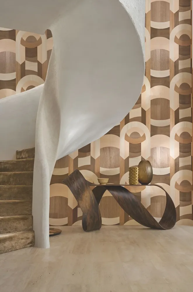 Tapeta fornirowana ze wzorem geometrycznym art deco TRAVERSÉE - CHÊNE IVOIRE jasna dębowa