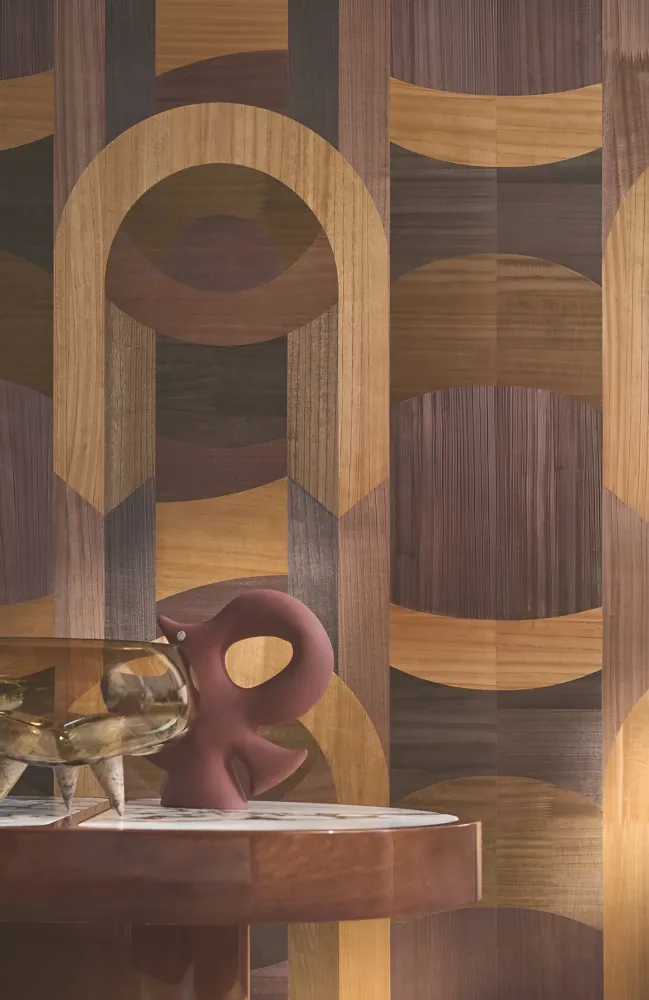 Tapeta fornirowana ze wzorem geometrycznym art deco TRAVERSÉE - CARBONE CHÊNE karbonowany dąb