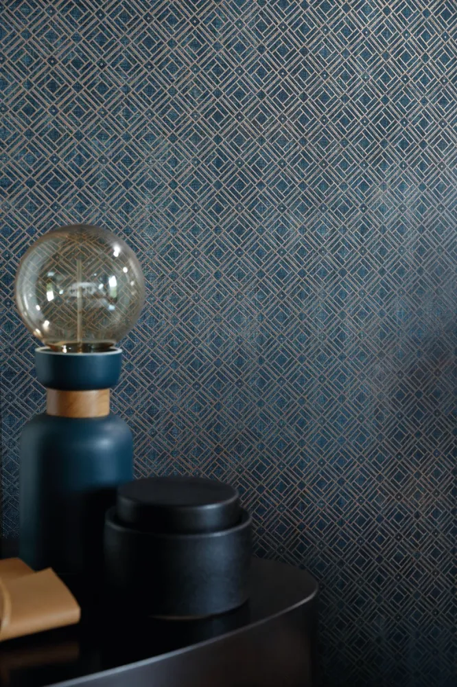 Tapeta metaliczna z geometrycznym wzorem KHEOPS - BLEU NUIT niebieski z brązowym