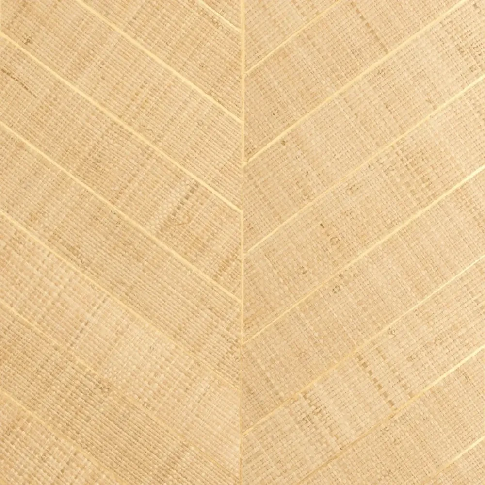 Tapeta naturalna z geometrycznym wzorem jodełki z rafii MERINA - NATUREL DORÉ jasny brązowy ze złotym