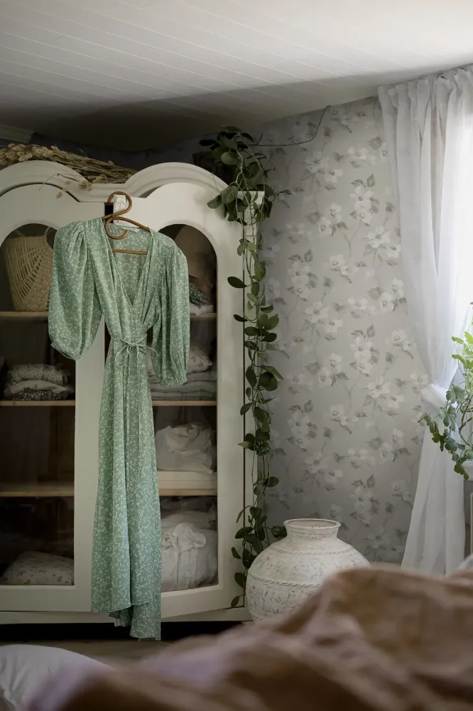 Tapeta z roślinnym wzorem kwiatów HELEN’S FLOWER szarobeżowy z białym