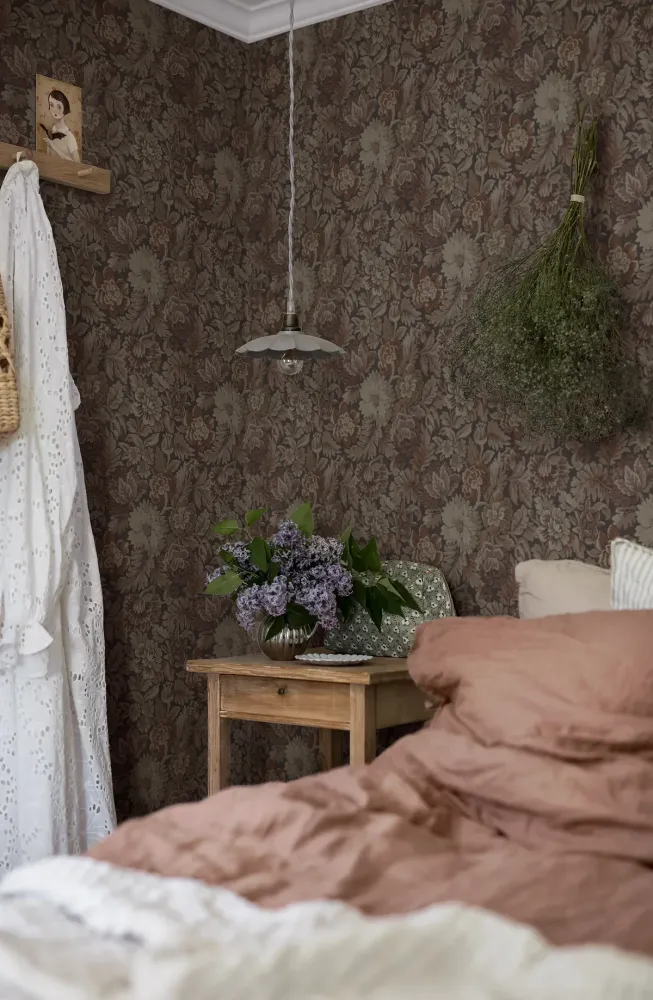 Tapeta z roślinnym wzorem kwiatów NIGHTINGALE GARDEN bordowy z beżowym