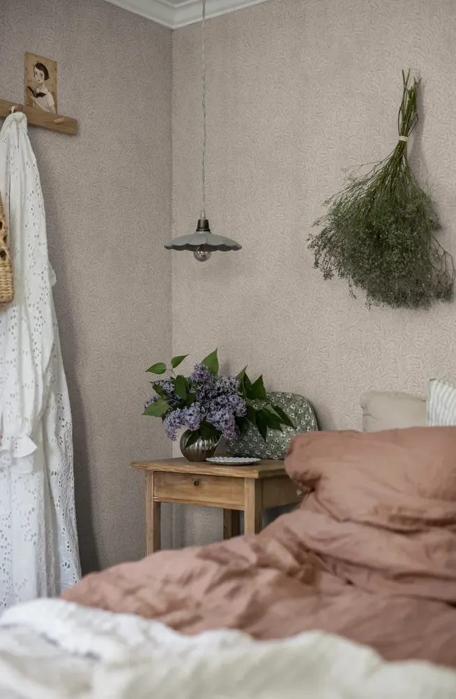 Tapeta z roślinnym wzorem liści MOLLY’S MEADOW beżowy