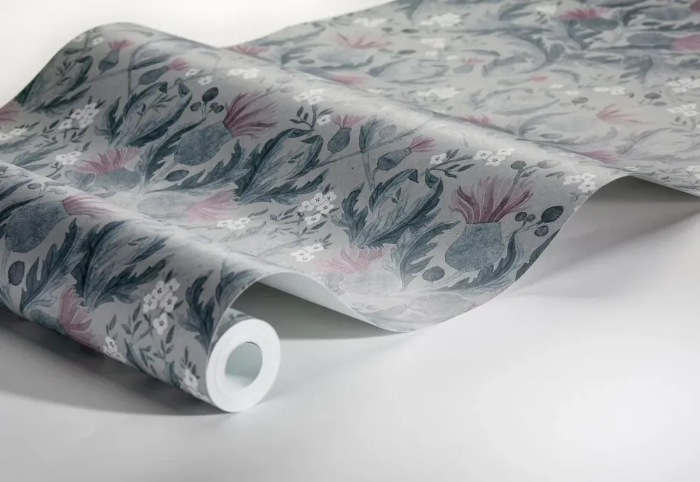 Tapeta z roślinnym wzorem liści THISTLE zgaszony niebieski z różowym