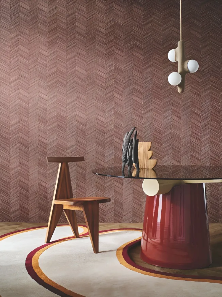 Tapeta strukturalna geometryczna imitująca drewno ze wzorem jodełki OCOTEA - CÈDRE ROUGE brunatny