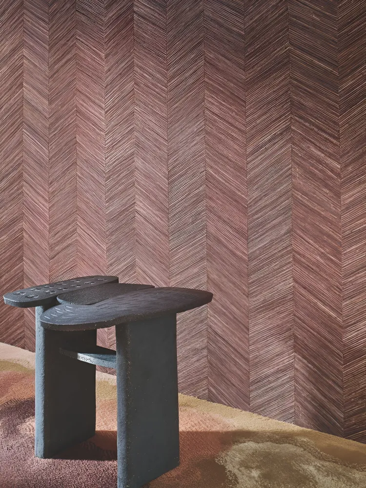 Tapeta strukturalna geometryczna imitująca drewno ze wzorem jodełki OCOTEA - CÈDRE ROUGE brunatny