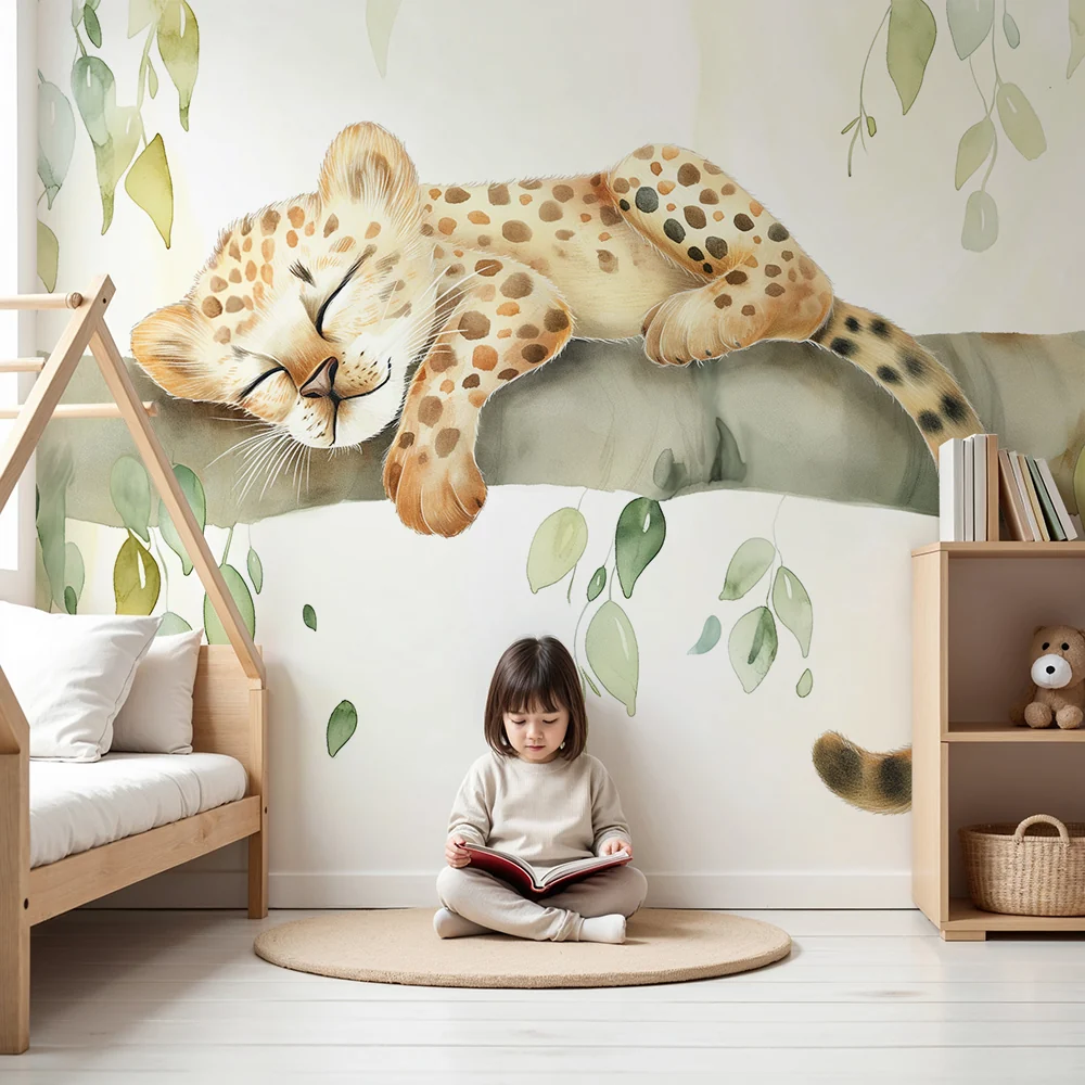 Tapety dla dzieci | Śpiący mały leopard na gałęzi z delikatnym liściem