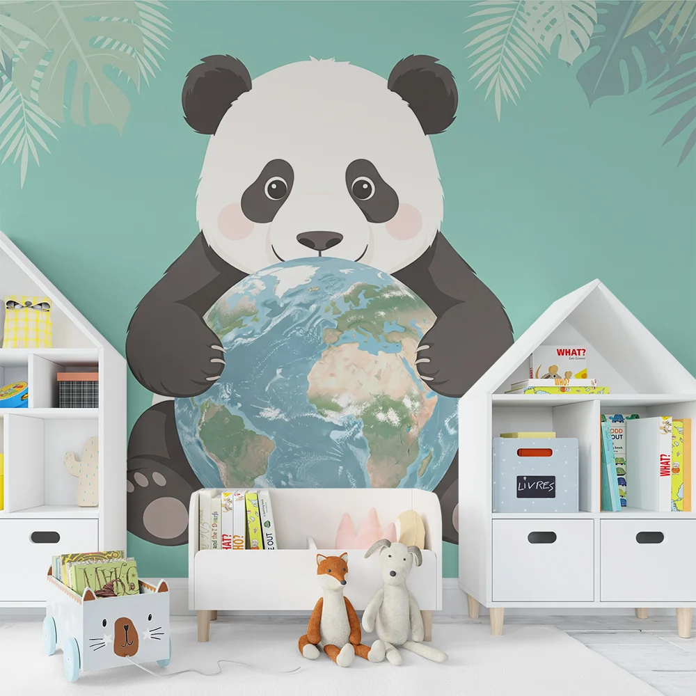 Tapety dla dzieci | Uroczy panda trzymający kulę ziemi w tropikalnej scenerii