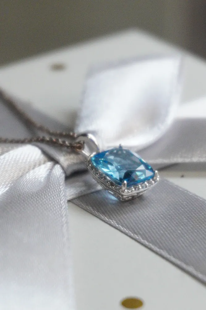 Zawieszka białe złoto, W. Kruk, topaz London Blue, waga 1,78 g