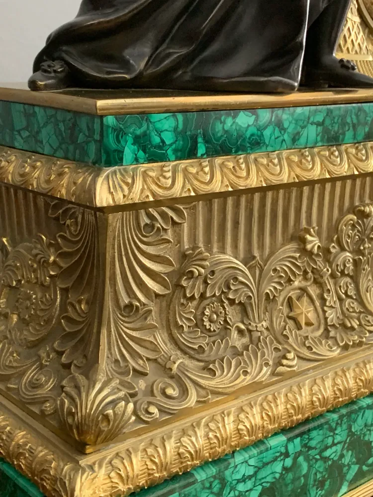 Zegar kominkowy w stylu Napoleona III, brąz złocony i malachit, XIX w